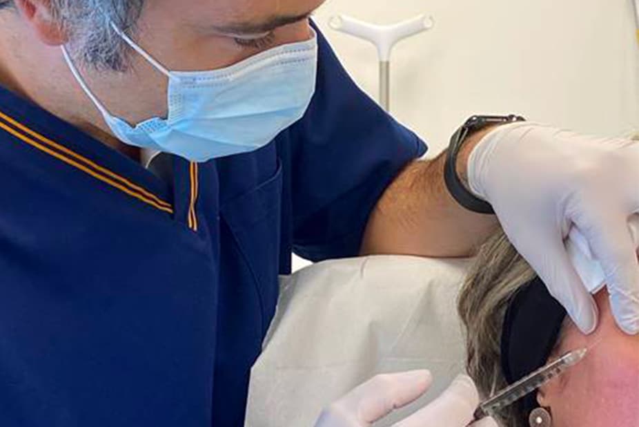 Injection de botox ou toxine botulique pour le contour des yeux - Dr Dellière